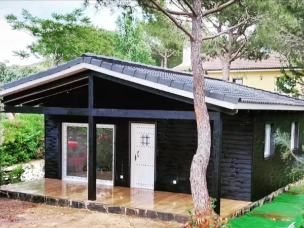 casa teja hormigon negro humo tarima tecnologica negra